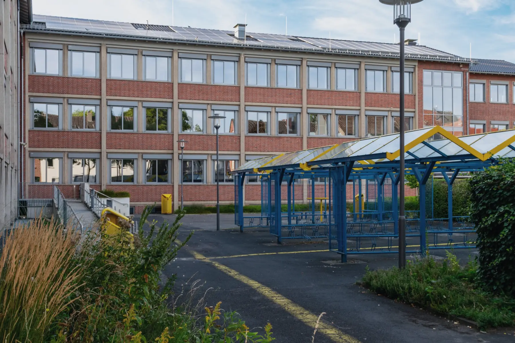 Toiture d’école équipée de panneaux photovoltaïques